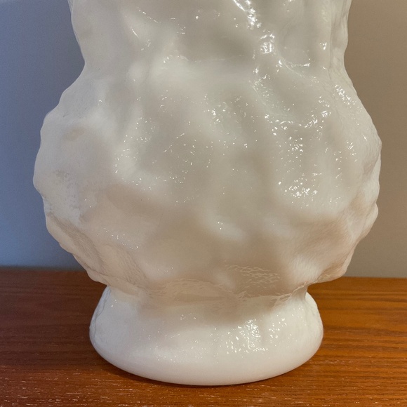 Vintage E.O. Brody Company Milk Glass - Crinkle Glass Flower Vase 8” - Picture 10 of 16